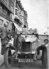 Holidaymakers-who-could-afford-a-motor-car-on-Eversfield-Place.-1922.